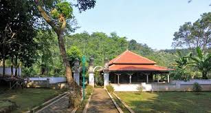 Jembatan gantung di bendungan kali gung, desa danawarih, di dekat makam ki gede sebayu; Lintas Wisata Kota Tegal Dan Berdoa Di Makam Syekh Atas Angin Lokasi Ziarah Laduni Id