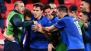 Il corriere dello sport definisce preoccupante il problema muscolare accusato dal difensore rossonero nel secondo tempo del match. Italia Lituania Chiesa E Sensi K O Lasciano Il Ritiro Azzurro Footballnews24 It
