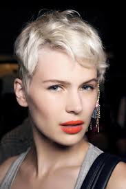 Sempre scalato ma più corto questo tipo di taglio creato da pierre ginsburg per revlon, mette in evidenza la tinta platino con le radici biondo . 1001 Idee Per Acconciature Capelli Corti Per Ogni Eta