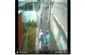 Video viral full di masukin botol. Diduga Driver Ojol Sentuh Dada Siswi Ini Tanggapan Gojek Hitekno Com