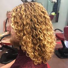 Is Saltwater Actually Bad For Your Hair A Stylist Explains Naturallycurly Com