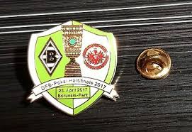 An abstract graphic with the iconic umbro double diamond logo can be seen on the left sleeve. Sammeln Seltenes Sport Sv Werder Bremen Pin Logo 2016 2017 Original Masse 12x17mm