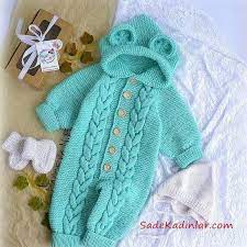 Orgu Bebek Tulum Modelleri Yesil Dugmeli Kapsonlu Kulakli Sac Orgulu Kiyafet Kombinleri Baby Knitting Patterns Bebek Tulumlari Tig Isi Bebek