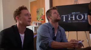 9 Times Chris Hemsworth Tom Hiddleston Were Adorable Offscreen Bros Bustle Chris Hemsworth Tom Hiddleston Hemsworth