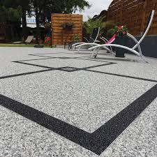 Terrasse En Moquette De Pierre Marbreline Gris Et Motif Noir Revetement Drainant Sans Raccord Amenagement Jardin Devant Maison Terrasse Pave Paves Exterieur