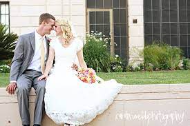Bride And Groom Pose Mesa Az Temple Temple Wedding Pictures Wedding Poses Temple Wedding