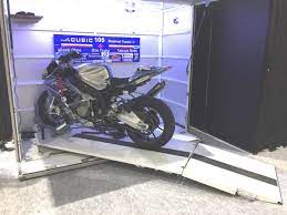 2500 1000mmの狭小スペースを鉄壁のバイクガレージに 90度回転 がミソの moto cubic 2020 画像あり バイクガレージ バイク ガレージ