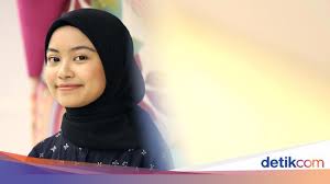 Diz se prepara para asistir a la fiesta navideña de su trabajo. E Book Pernah Dibajak Rintik Sedu Banyak Yang Nggak Paham Itu Ilegal