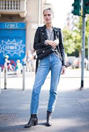 Calça Jeans E Jaqueta De Couro Calca Jeans Mom Blusao Cinza Jaqueta Couro Preta Bota Ideias Fashion Estilos De Rua Chique Semanas De Moda