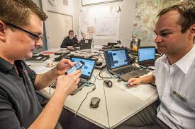 Die berufsfeuerwehr leverkusen ist mit über 160 hauptamtlichen mitarbeiterinnen und mitarbeitern gemeinsam mit den über 250 angehörigen der. 112live Leverkusener Feuerwehr Twittert Uber Ihren Alltag Leblose Person In Steinbuchel Kolner Stadt Anzeiger