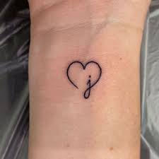 Dans certaines tribus, obtenir le premier tatouage était un rite de passage, ce qui signifie l'entrée dans l'âge adulte. 53 Idees De Tatouages De Coeur La Signification Derriere Le Tatouage De L Amour Incroyable Coeur Derriere Idee In 2020 Tattoos Dainty Tattoos Love Tattoos
