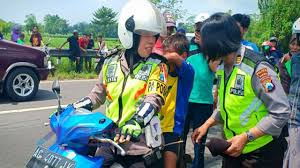 Di pengadilan, mayer mengaku bersalah atas dakwaan menyerang aparat penegak hukum dan melakukan pelanggaran lalu lintas. Naik Motor Tanpa Helm Ke Tempat Rekonstruksi Bocah Sd Nangis Dihentikan Polisi Agtvnews Com