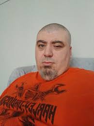 I'm single, I live in Elgin, IL.