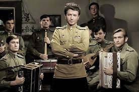 Знаменитый артист, снявшийся в кинофильме «в бой идут одни старики» в роли старшего лейтенанта сергея скворцова, преподает в также ранее журналистка ирина сампан заявляла, что, когда приехала к талашко в 2018 году, чтобы взять интервью, он предпринял попытку ее. A Vy Pete Zvezdu V Boj Idut Odni Stariki Obvinili V Domogatelstvah Persona Kultura Argumenty I Fakty