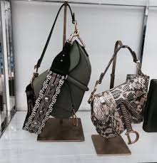Street Style Street Style Platform Fashion Inspiration Youfashion Net Leading Fashion Lifestyle Magazine Dior Saddle Bag Bags Purses