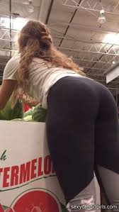 Candid Teen In Black Yoga Pants – Sexy Candid Girls