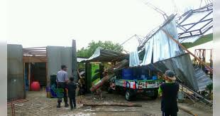 Kontak aduan listrik pln wilayah bojonegoro jonegoroan bojonegoro : Angin Kencang Di Kepohbaru Bojonegoro Robohkan Kanopi Dan Tiang Listrik Pln Beritabojonegoro Com