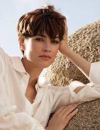 Coupe Courte Les Modeles A Adopter Apres 50 Ans Coupe Courte Avec Frange Modele Cheveux Court Coupe Cheveux Courts 50 Ans