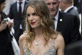 Από την πρώτη στιγμή όλοι μίλησαν για έναν μεγάλο έρωτα και όπως μαρτυρούν και οι αποκλειστικές φωτογραφίες του hello!, η ευγενία νιάρχου και ο χρήστος οικονόμου παραμένουν απόλυτα. H Eygenia Niarxoy Forwntas Smaragdia Sto Kefali Ginetai E3wfyllo Se Periodiko