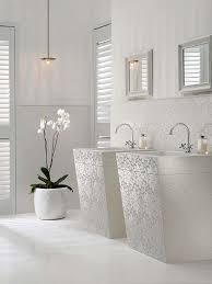 Badezimmer deko badezimmer gestalten accessoires bluemn kerzen #bathroomdiyfurniture. Decorating With Summer Whites Haus Deko Produktdesign Dekor