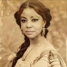 Lola Strange's Instagram, Twitter & Facebook