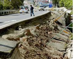 Pergerakan lempeng adalah pemicu gempa bumi. Tpftpbntesisjm