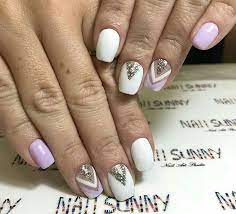 En los últimos meses de este año hemos visto muchos modelos con bases negras. Decoradas En Blanco Rosa Y Brillos Plateados White Nails Cute Nails Nails