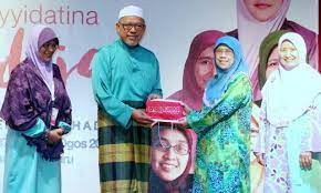 Nik safiah karim, isinalin ni ruth elynia s. Nik Safiah Tuan Sabariah Terima Anugerah Khas