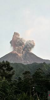 Tipe gunung berapi berdasarkan bentuk dalam makalah gunung berapi atau gunung meletus ini, gunung berapi dibagi menjadi 5 tipe, antara lain sebagai berikut : Gunung Merapi Meletus Dengan Ketinggian Kolom Asap 5 000 Meter Dari Puncak Antara News Bengkulu