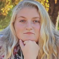 Naomi Barnhart's Instagram, Twitter & Facebook