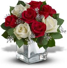 Teleflora S Snowy Night Bouquet Winter Flower Arrangements Christmas Flower Arrangements Flower Arrangements