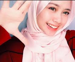 Ramai lagi akan dipanggil kerana mereka diperlukan untuk semalam, pihak sprm telah memanggil sembilan lagi individu termasuk dua lelaki yang merupakan instafamous selepas hampir dua minggu tempoh. Instafamous Malaysia Bukan Artis Kisah Dunia 5 Instafamous Yang Mempunyai Talian Darah Dengan Selebriti Facebook Bukan Sahaja Popular Dan Cantik Malah Berpelajaran Tinggi