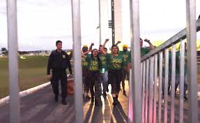 Como foram as manifestações em brasília. Lider Do Grupo 300 Do Brasil Sara Winter E Presa Pela Pf Em Brasilia
