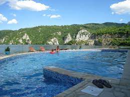 Confort, ospitalitate şi o privelişte de vis. Vezi Galeria Fotografica Pentru Pensiunea Septembrie Situata La Eselnita In Judetul Mehedinti Cazanele Dunarii Clisura Dunarii