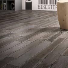 Quali sono per la levigatura del parquet i prezzi? Vendita Pavimenti Effetto Legno Rivenditore Gres Porcellanato A Prezzi Stock
