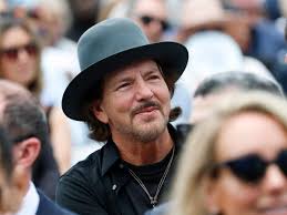 Eddie Vedder está de volta: cantor anuncia apresentações no Brasil em 2026