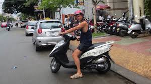 Kết quả hình ảnh cho nam giới lái xe máy trên đường