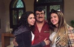 وفي هذه الصور تظهر الفنانة الرائعة دنيا سمير غانم وهي طفلة صغيرة في احدى الصور و في اخرى تظهر وهي بصحبة والدتها الفنانة دلال عبد العزيز وهي فين سن اصغر من الاولى و التي بمجرد انتشارها فجرت الفيس بوك fb521326/fb وجميع. Ø´Ø§Ù‡Ø¯ Ø¥ÙŠÙ…ÙŠ Ø³Ù…ÙŠØ± ØºØ§Ù†Ù… ØªØ²ÙˆØ± Ù‚Ø¨Ø± ÙˆØ§Ù„Ø¯Ù‡Ø§ ÙˆØªÙ‡Ø¯ÙŠÙ‡ ÙƒÙ„Ù…Ø©