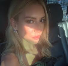 Aslen rize, hemşinli bir ailenin. Sinem Kobal Facebook