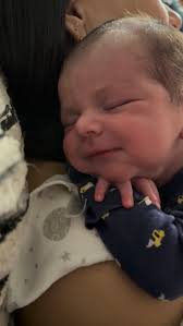 Me traes loca con esa sonrisa!!!.. 😃 y esos ojitos de “do not disturb”  🤣🤣 , #mamaprimeriza #boymom #reciennacido #newborn #9daysold #babysmile