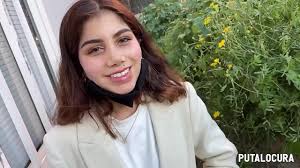 PutaLocura - La caliente latina Marina Gold es pillada y la chupa en la calle - XNXX.COM