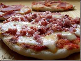 Pas cu pas, blat de pizza la tigaie cu topping la alegere. Pizza La Tigaie Reteta Rapida Retete Culinare Laura Adamache Food Breakfast Recipes Easy Quick Easy Meals
