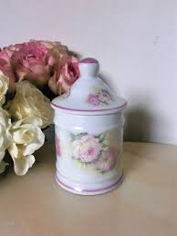 Vintage Francais Pot Couvert Aux Decors De Roses En Porcelaine De Limoges De L Atelier Du Tabalou Peint A La Main Cottage Sty Limoges Apothecary Jars Vintage