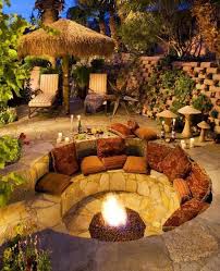 Schone Garten Mit Rundem Stein Sitzplatz In Der Mitte Mit Gartenfeier Garten Bedarf Garten Pflege In 2020 Backyard Seating Area Fire Pit Backyard Backyard Landscaping