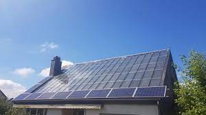 Pentru ca panourile fotovoltaice sa aiba randamentul scontat este esential ca suprafata pe care se monteaza (acoperisul casei, acoperisul anexei, etc) sa fie indreptata spre sud. Ghid Solar 2020 Cat CostÄ O InstalaÈie De Panouri Fotovoltaice Carcasa Izolarea Èi IncÄlzirea