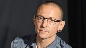 Linkin park singer chester bennington appeared to be in good spirits in the days leading up to his suicide, if his group's episode of carpool karaoke is any indication. 4 Todestag Witwe Von Chester Bennington Teilt Anruhrende Erinnerungen