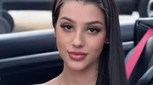 Tik Toker viraliza ao revelar que é filha de famoso e já foi enteada de  Deborah Secco