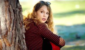 She is best known for portraying aylin akarsu on the turkish television drama öyle bir geçer zaman ki (time goes by), and mediha in the 2013 film the butterfly's dream. Farah Zeynep Abdullah Kimdir Kac Yasinda Nereli Boyu Ve Kilosu Biliyo Org