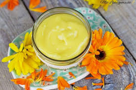 Klassiker Der Hausapotheke Ringelblumensalbe Die Wundheilerin Mit Liebe Gemacht Hausapotheke Salbe Gute Rezepte