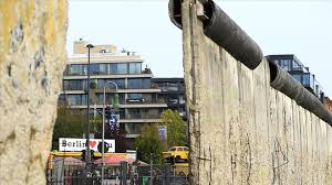 Almanya'da en çok gazete berlin'de yayımlanıyor. Berlin Duvari Nin Yikilisinin 30 Yil Donumu
